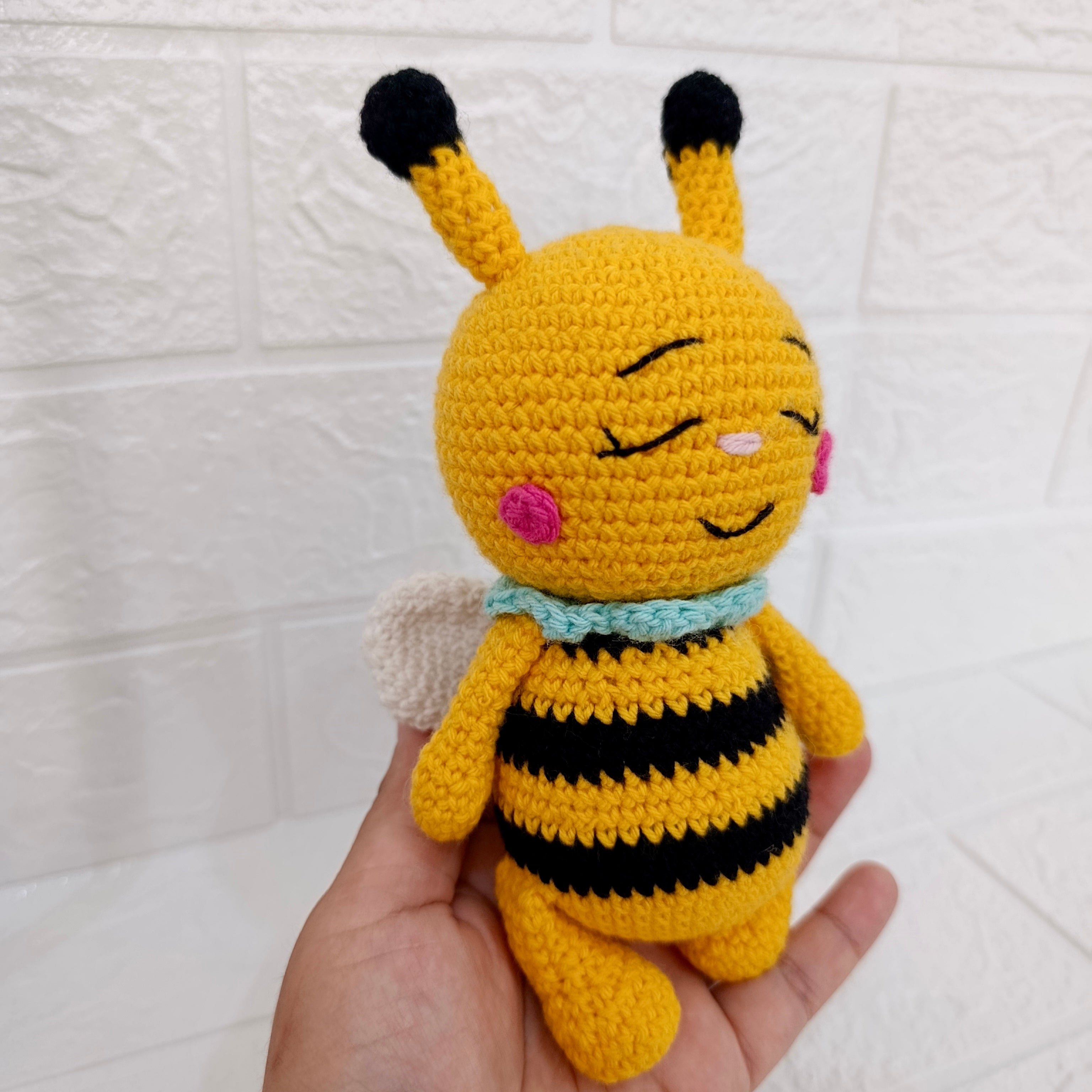 Abejita con Antenas (Amigurumi) 19 cm