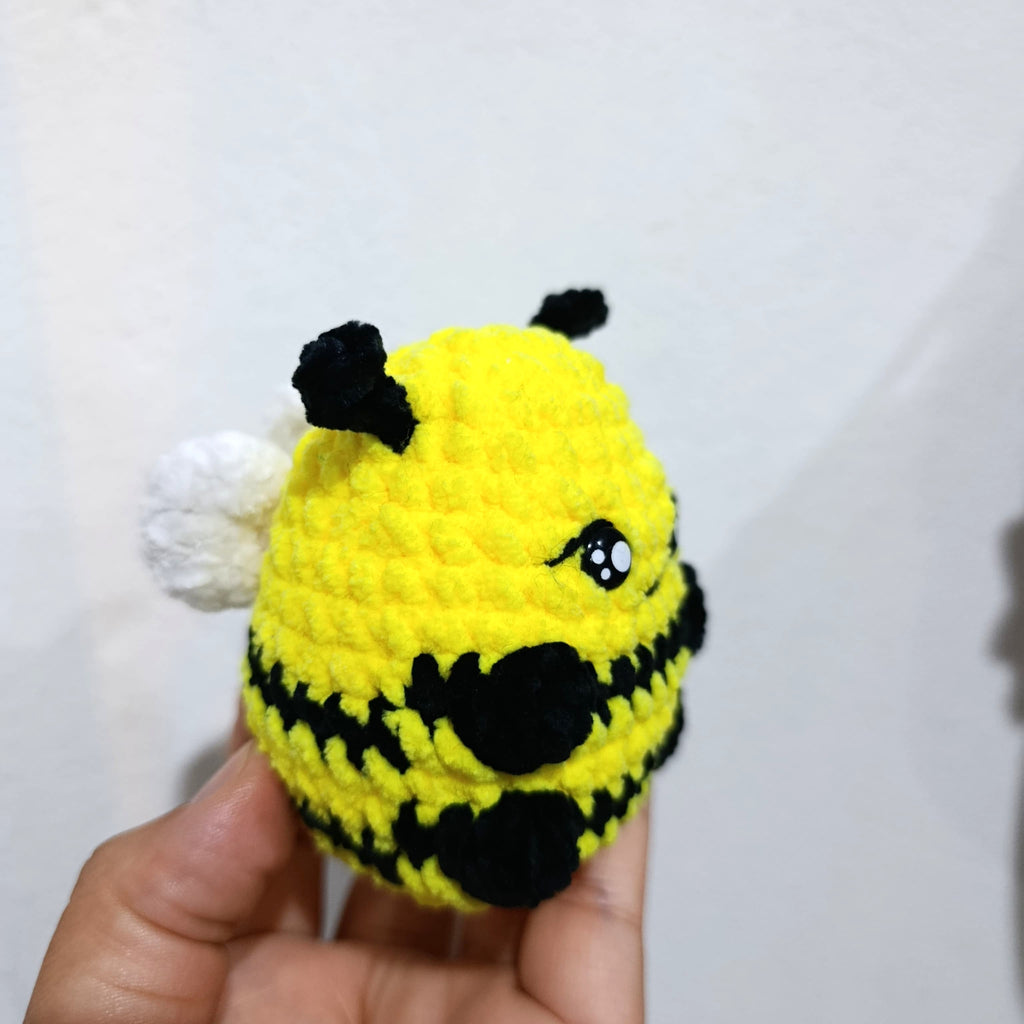 Llavero Abeja de Chenille Tejida a Mano