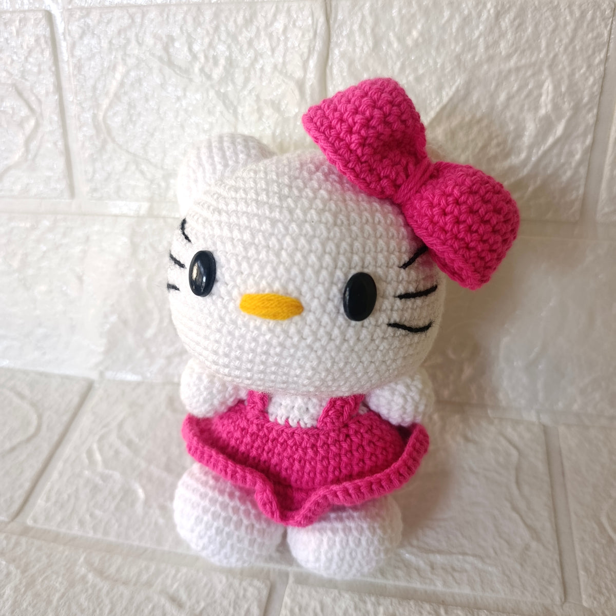 Amigurumi Gatita Blanca Tejida con Moño Fucsia - 15cm