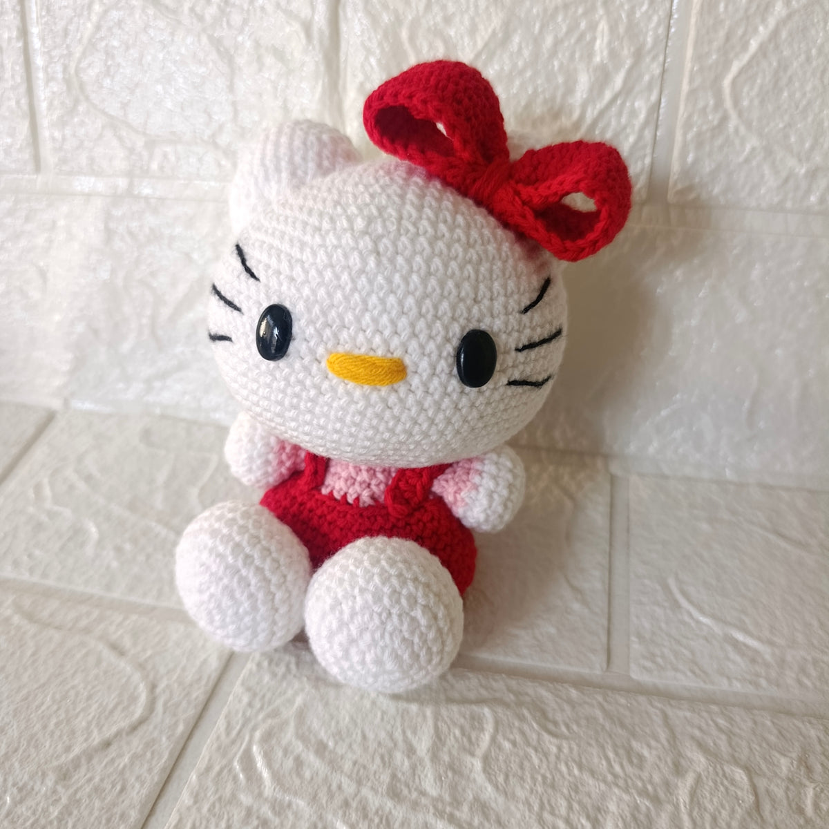 Amigurumi Gatita Blanca Tejida con Overol Rojo - 15cm