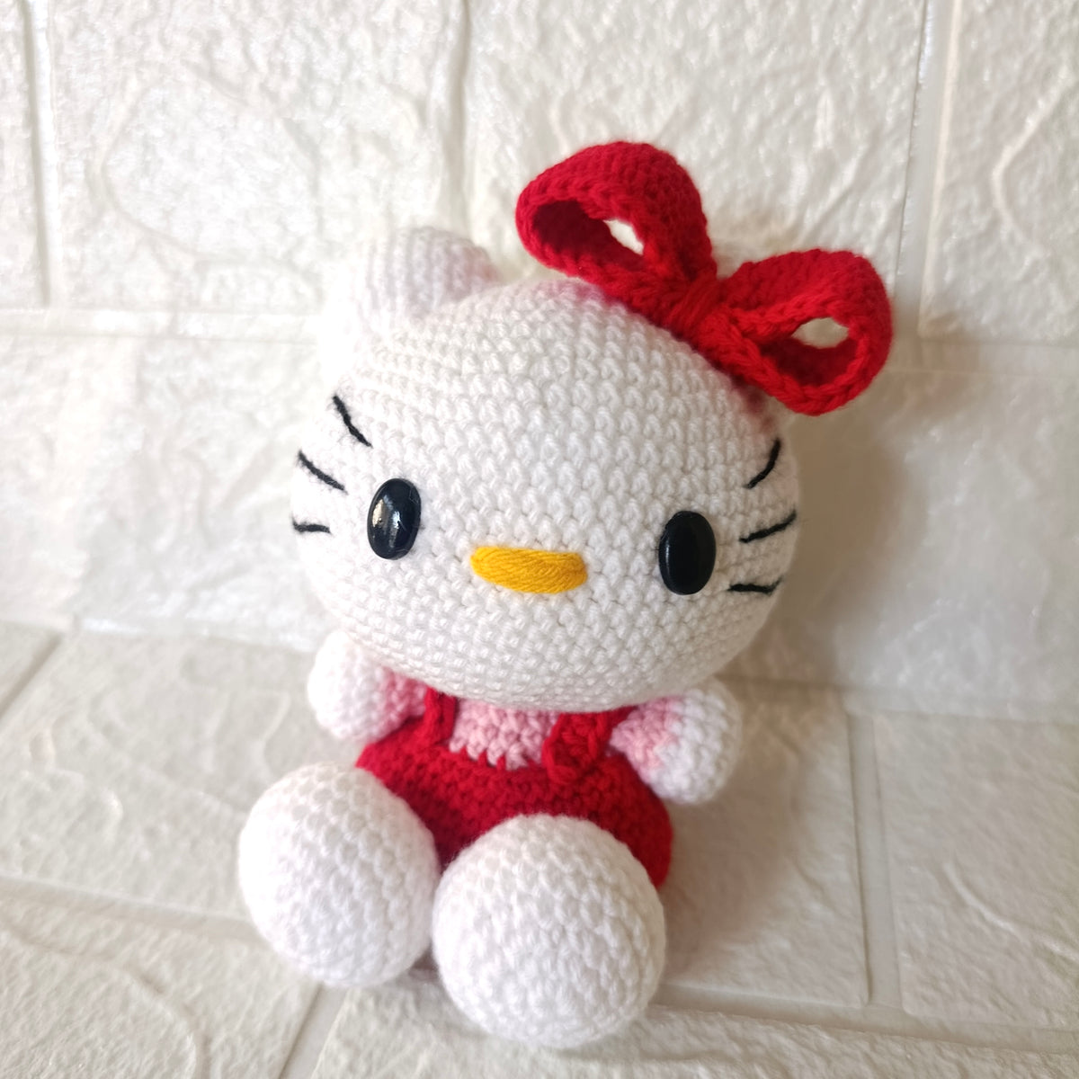 Amigurumi Gatita Blanca Tejida con Overol Rojo - 15cm