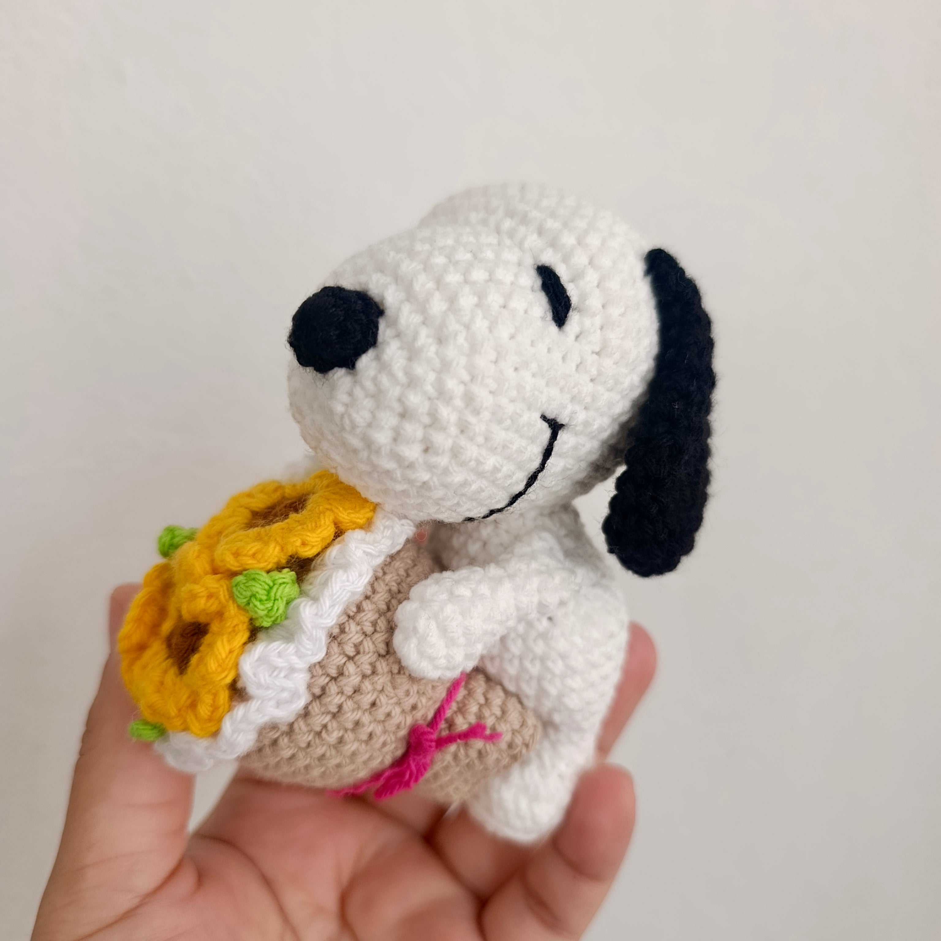 Amigurumi Perrito Blanco Tejido con Mini Ramo de Girasoles - 12cm