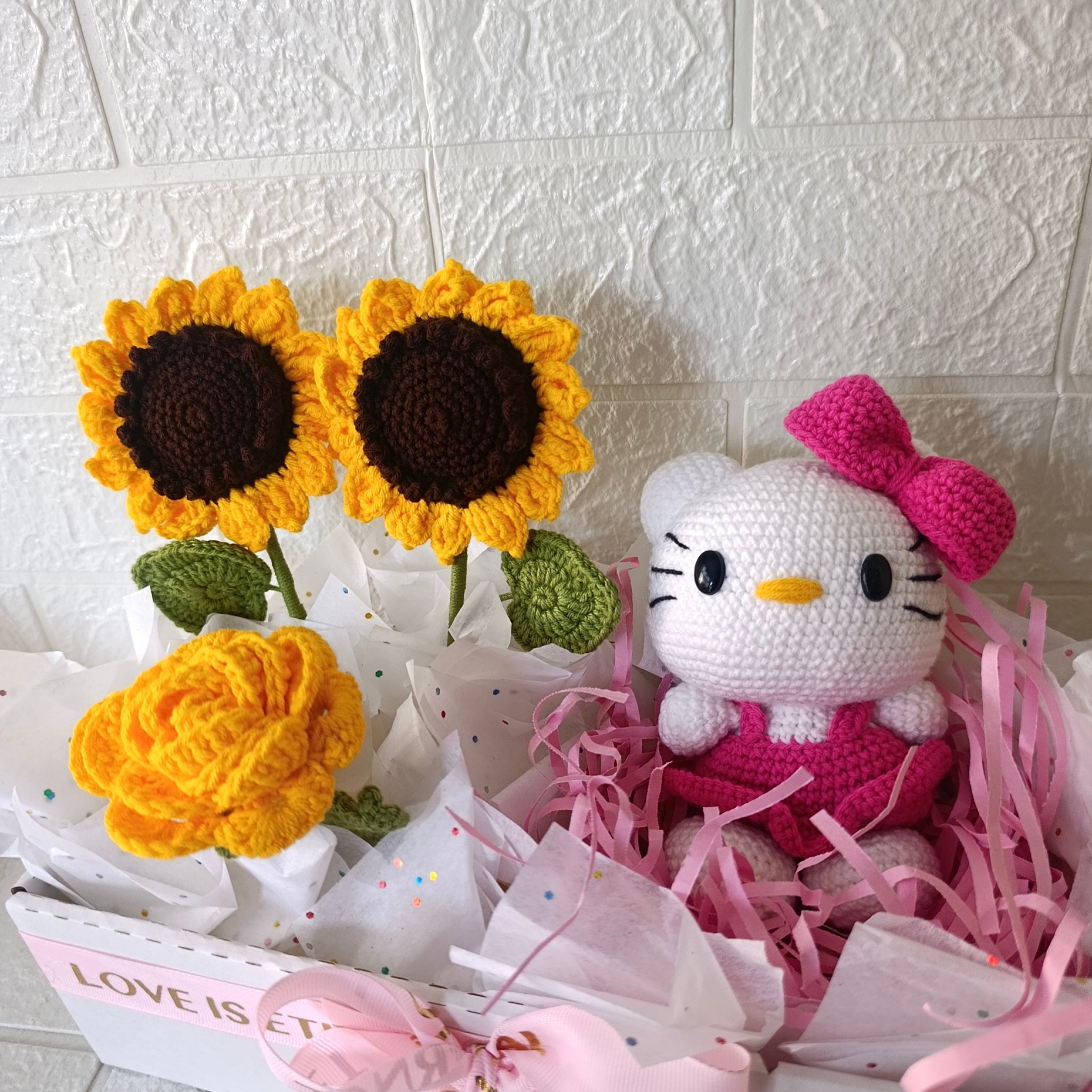 Box Regalo con Gatita Blanca Tejida y Girasoles - Moño Rosa