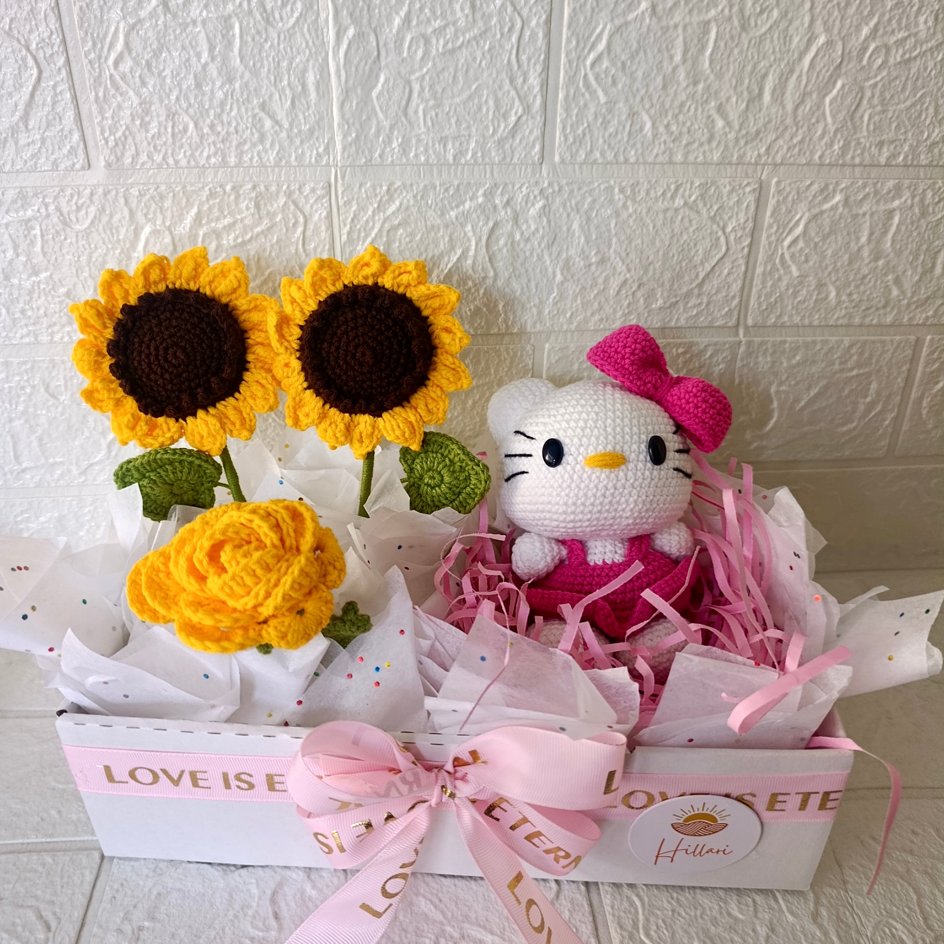 Box Regalo con Gatita Blanca Tejida y Girasoles - Moño Rosa