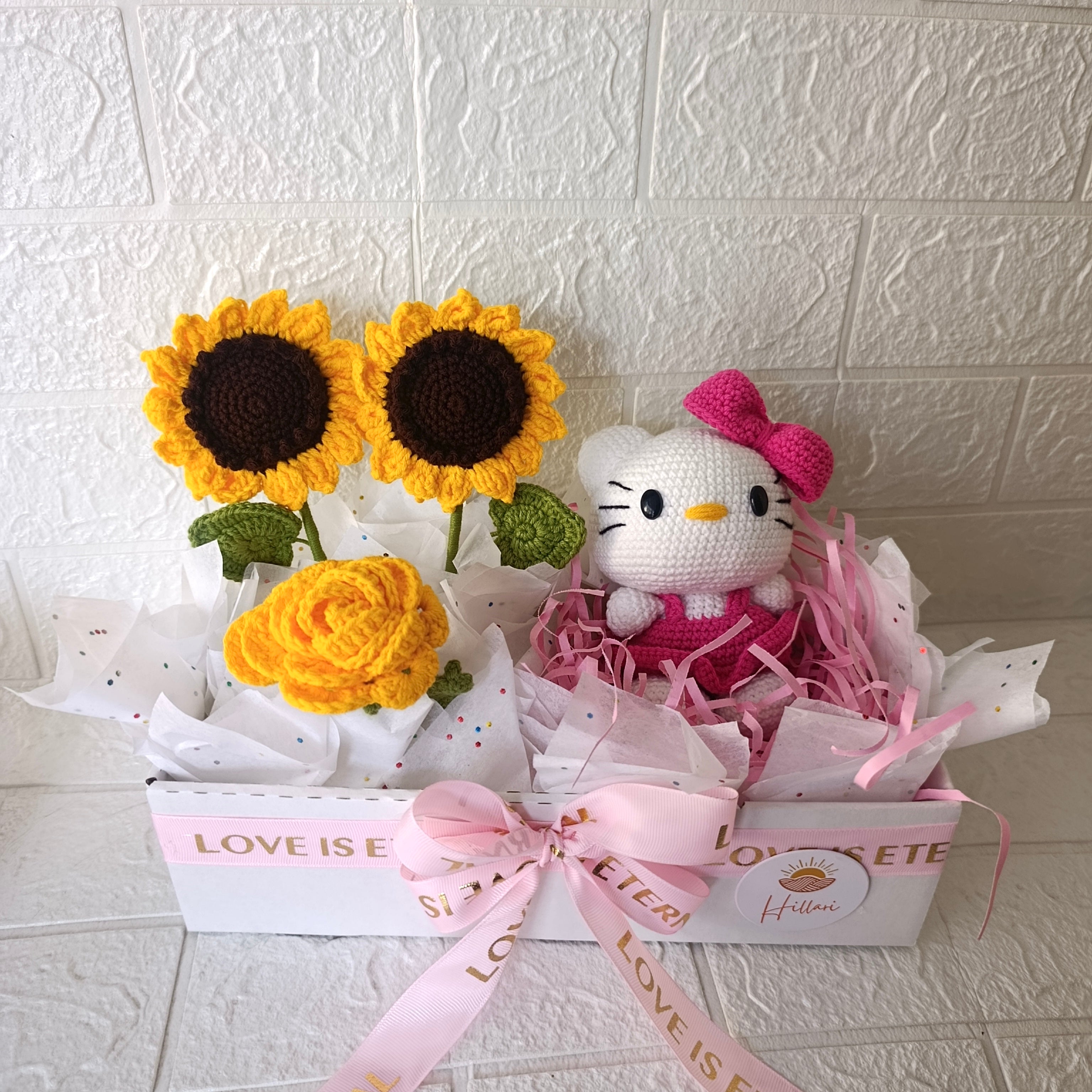 Box Regalo con Gatita Blanca Tejida y Girasoles - Moño Rosa