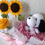 Box Regalo con Perrito Blanco Tejido y Girasoles