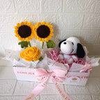 Box Regalo con Perrito Blanco Tejido y Girasoles