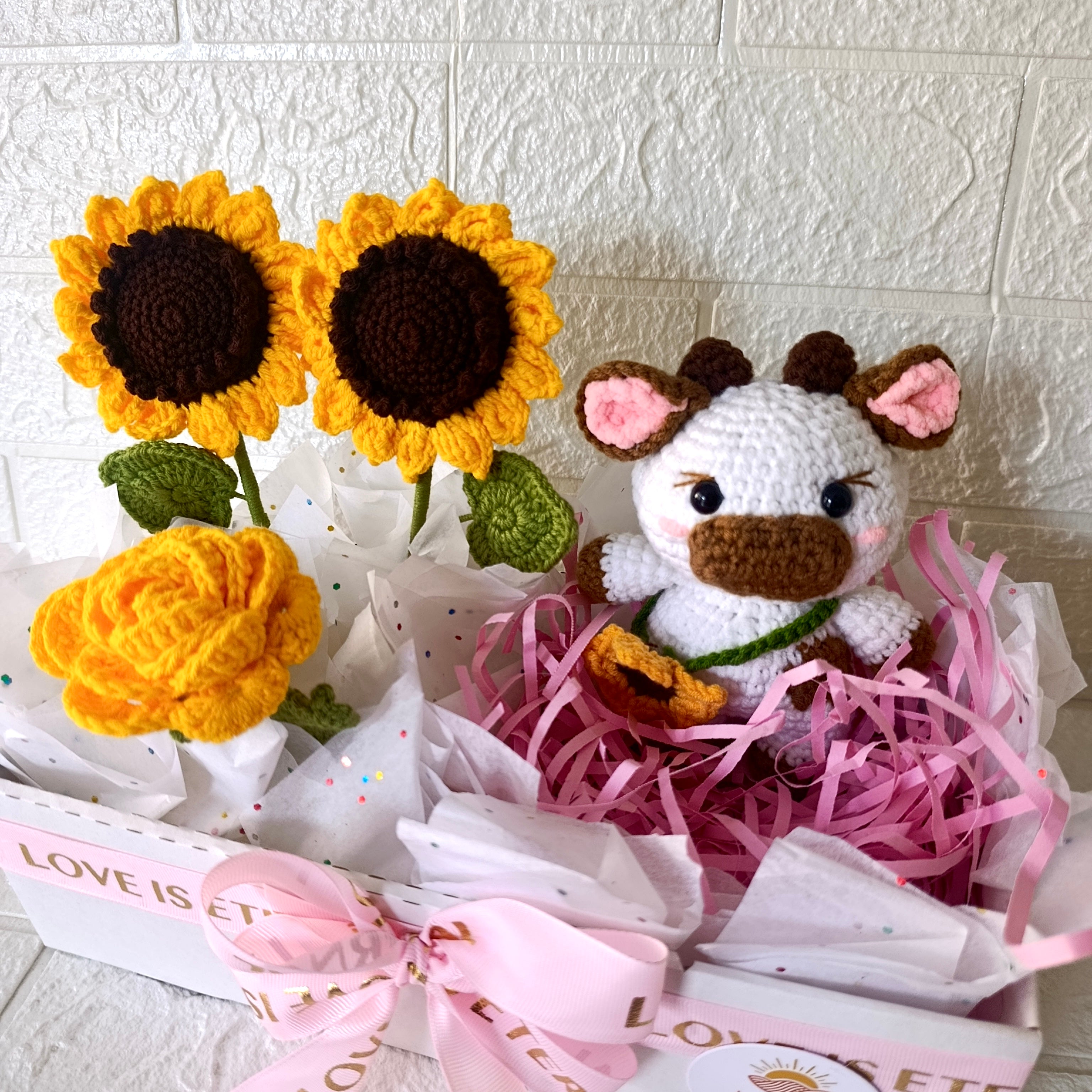Box Regalo con Vaquita Tejida y Girasoles