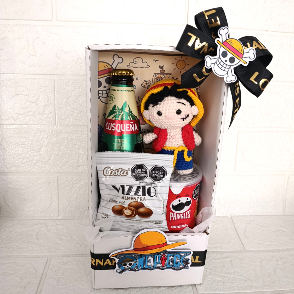 Box regalo Luffy con amigurumi tejido a crochet, cerveza y snacks