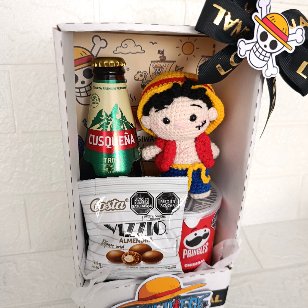 Box regalo Luffy con amigurumi tejido a crochet, cerveza y snacks 