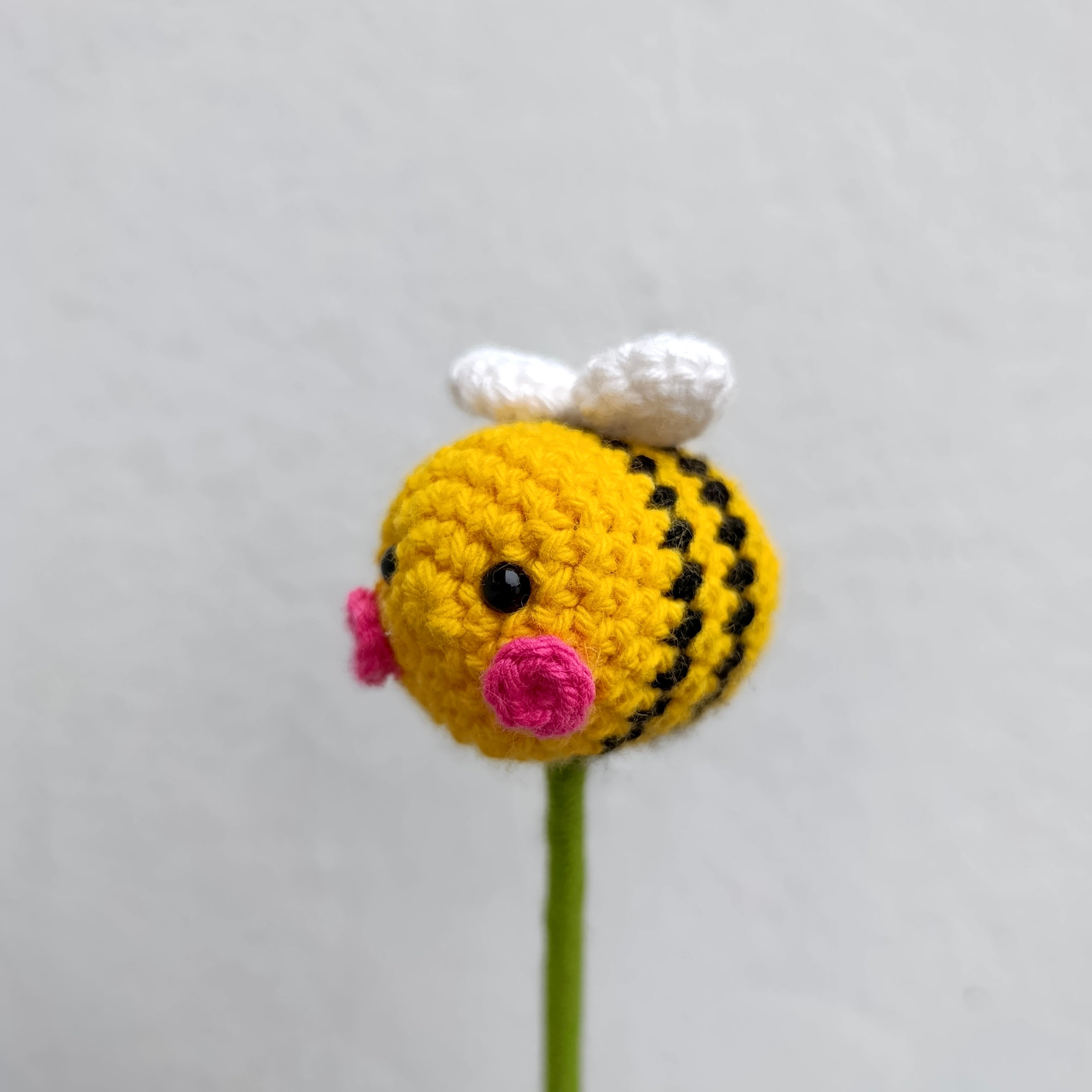 Abeja amigurumi crochet – Complemento para ramos