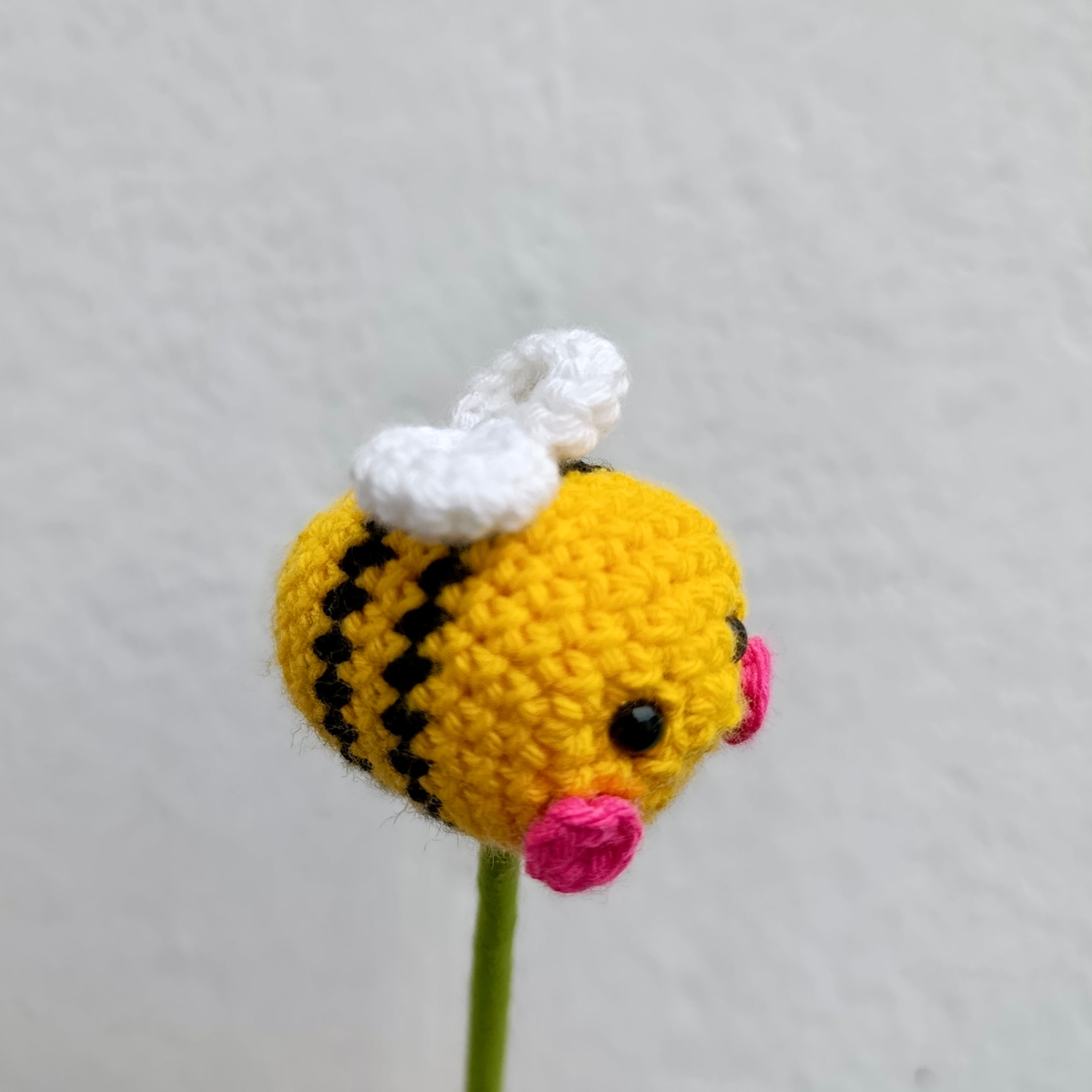 Abeja amigurumi crochet – Complemento para ramos
