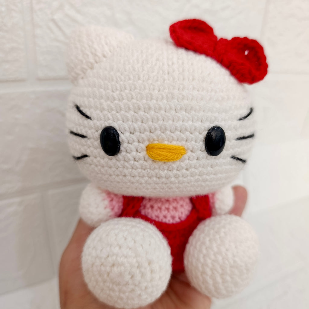 Hello Kitty Roja Amigurumi Tejida a Mano – 15 cm