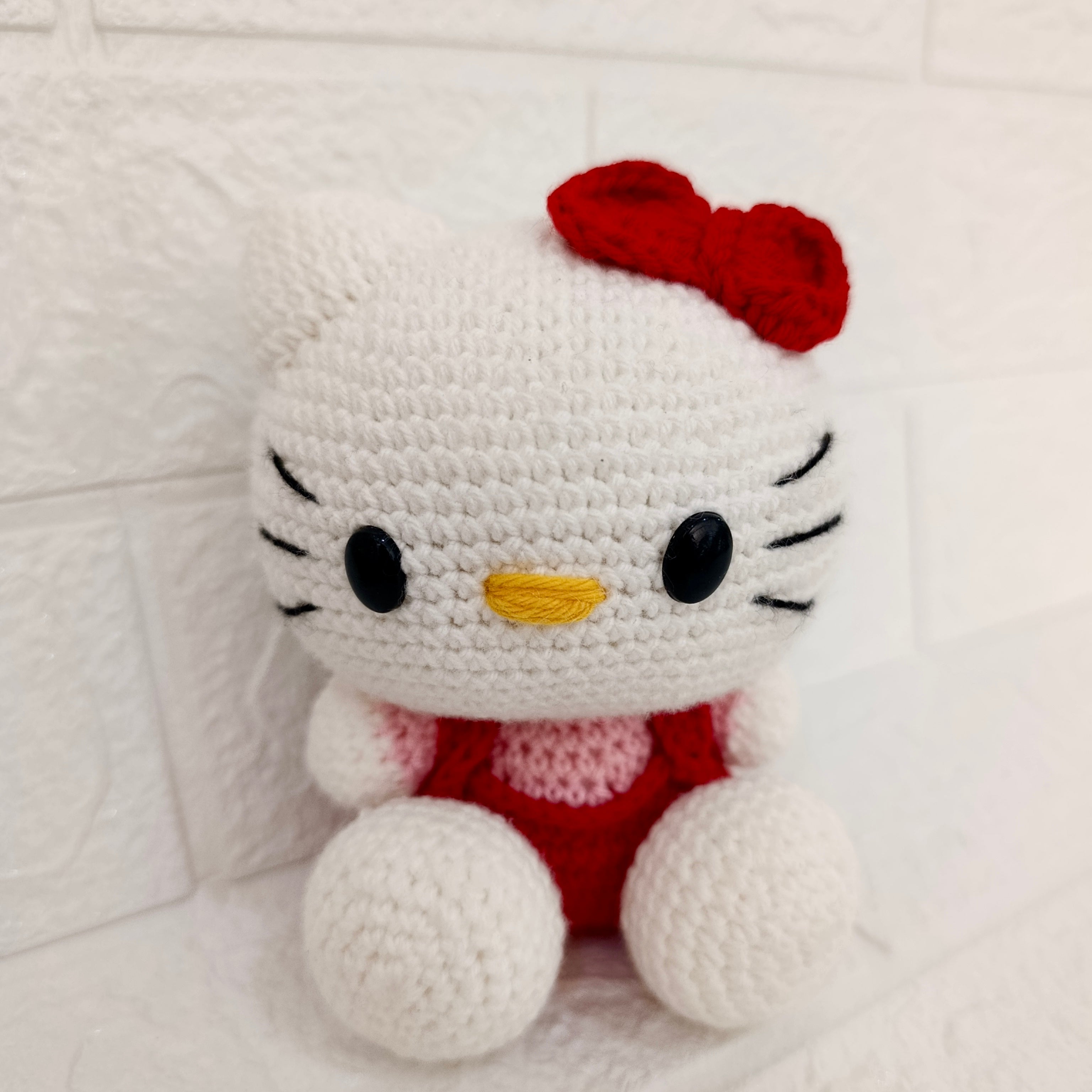 Hello Kitty Roja Amigurumi Tejida a Mano – 15 cm