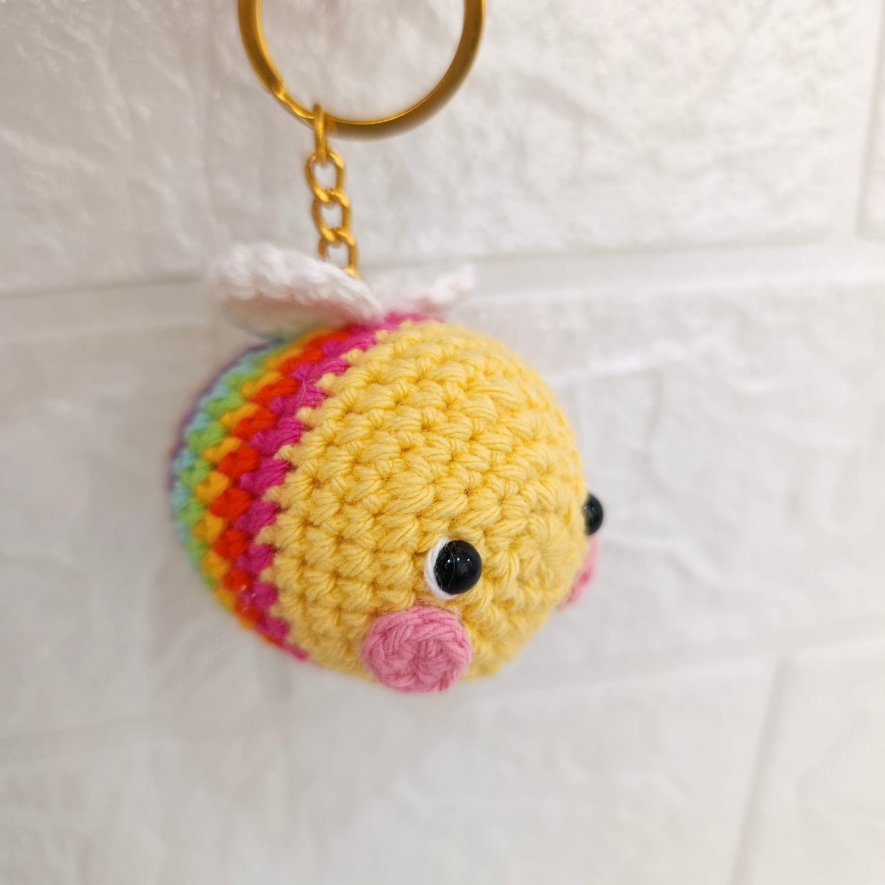 Llavero Abeja Arcoíris en Crochet