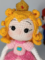 Muñeco crochet personalizado inspirado en princesa Peach 15 cm