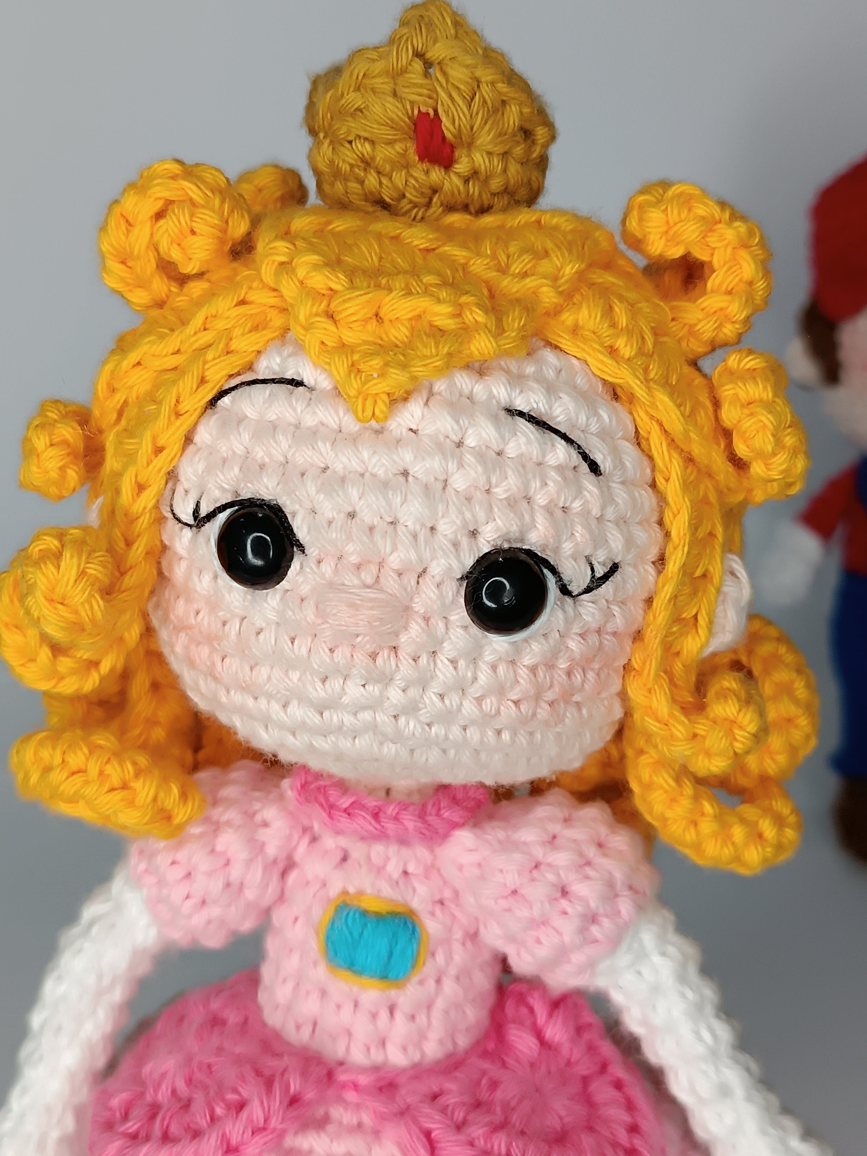 Muñeco crochet personalizado inspirado en princesa Peach 15 cm