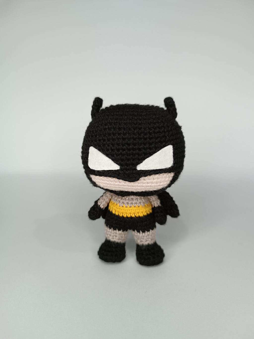 Muñeco tejido personalizado inspirado en batman 