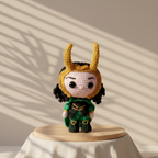 Muñeco tejido personalizado inspirado en loki marvel