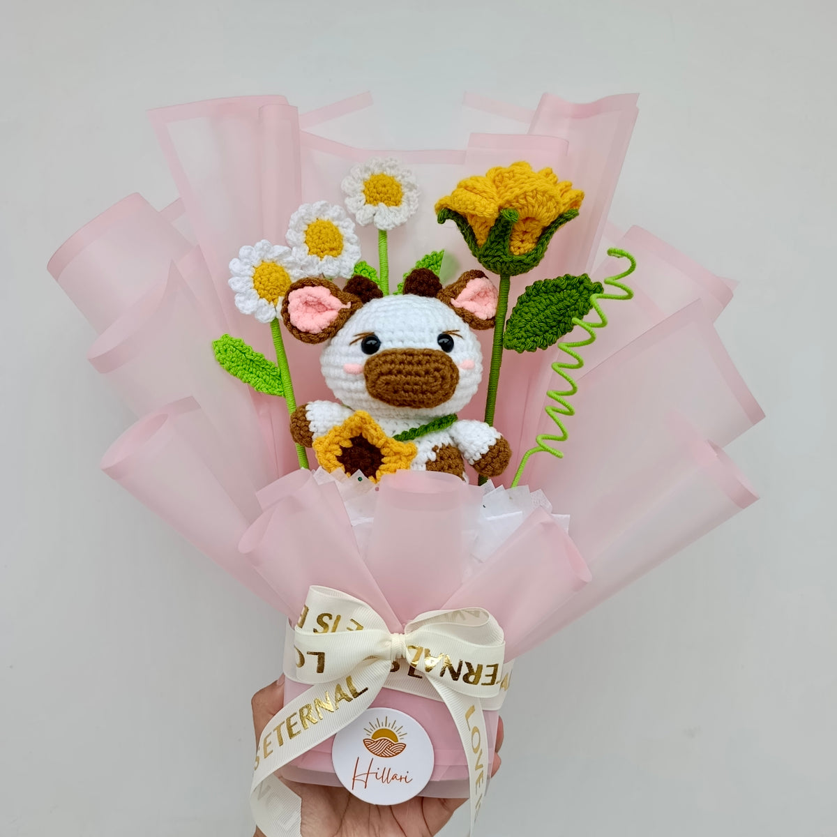 Ramo Premium con Rosa, Manzanillas y Vaquita Tejida