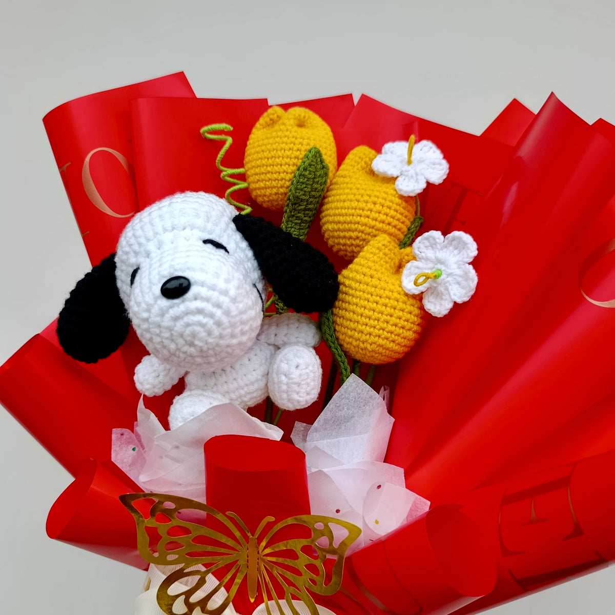 Ramo Premium con Tulipanes y Perrito Blanco Tejido