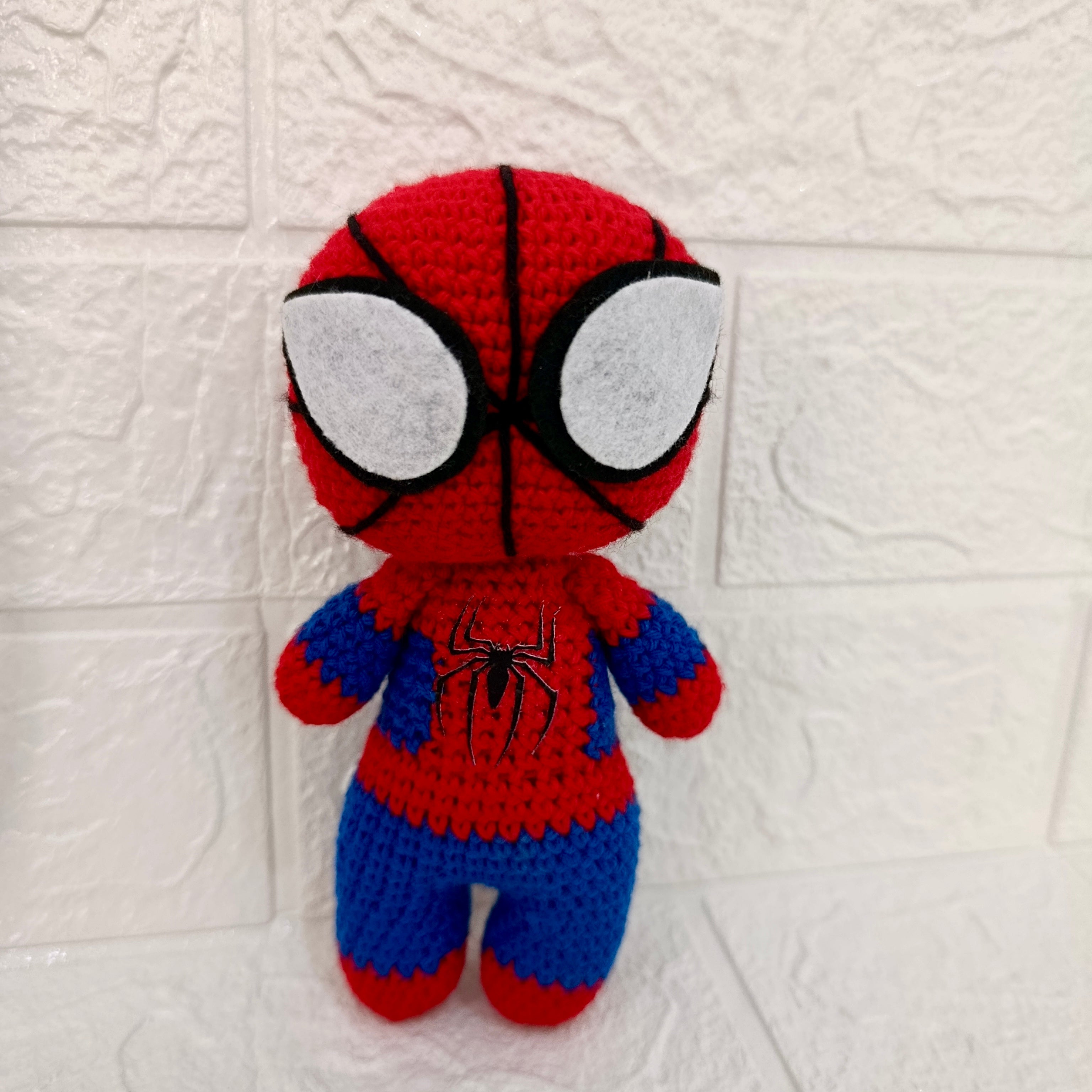Spiderman Amigurumi Grande – Muñeco Tejido a Mano