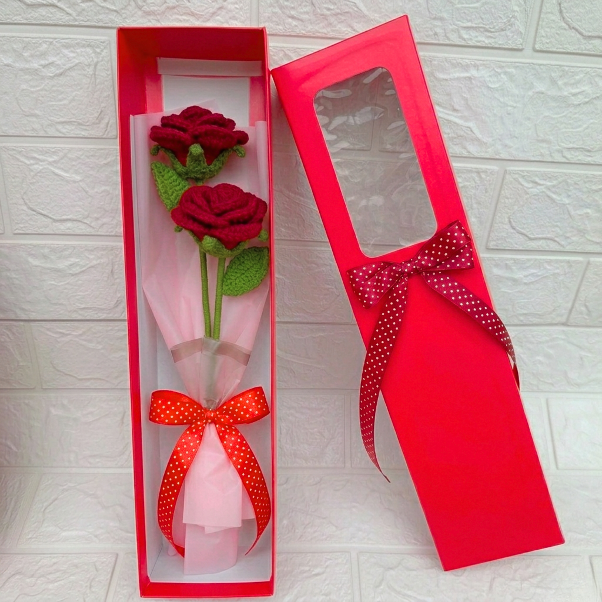 Caja Roja con 2 Rosas Tejidas