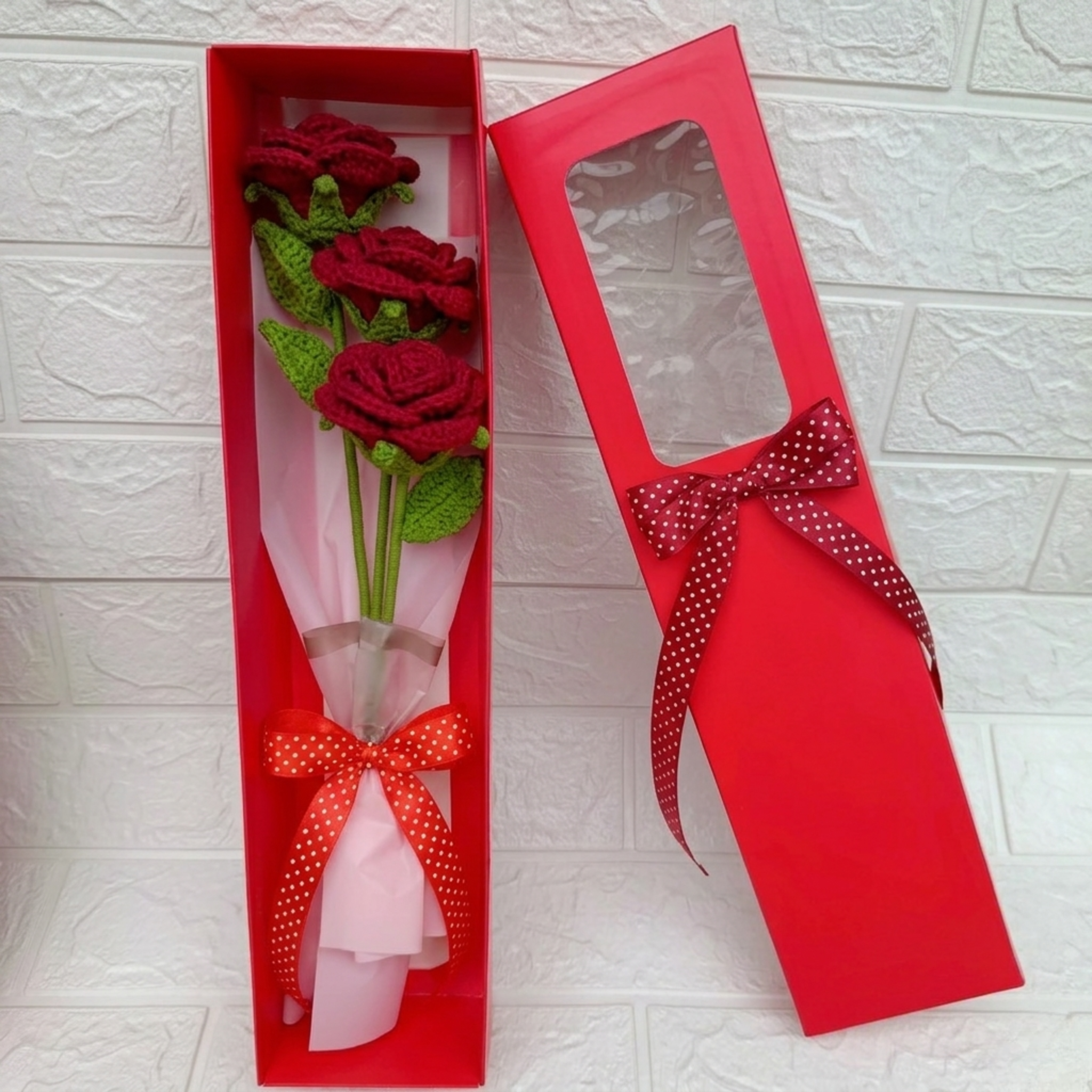Caja Roja con 3 Rosas Tejidas
