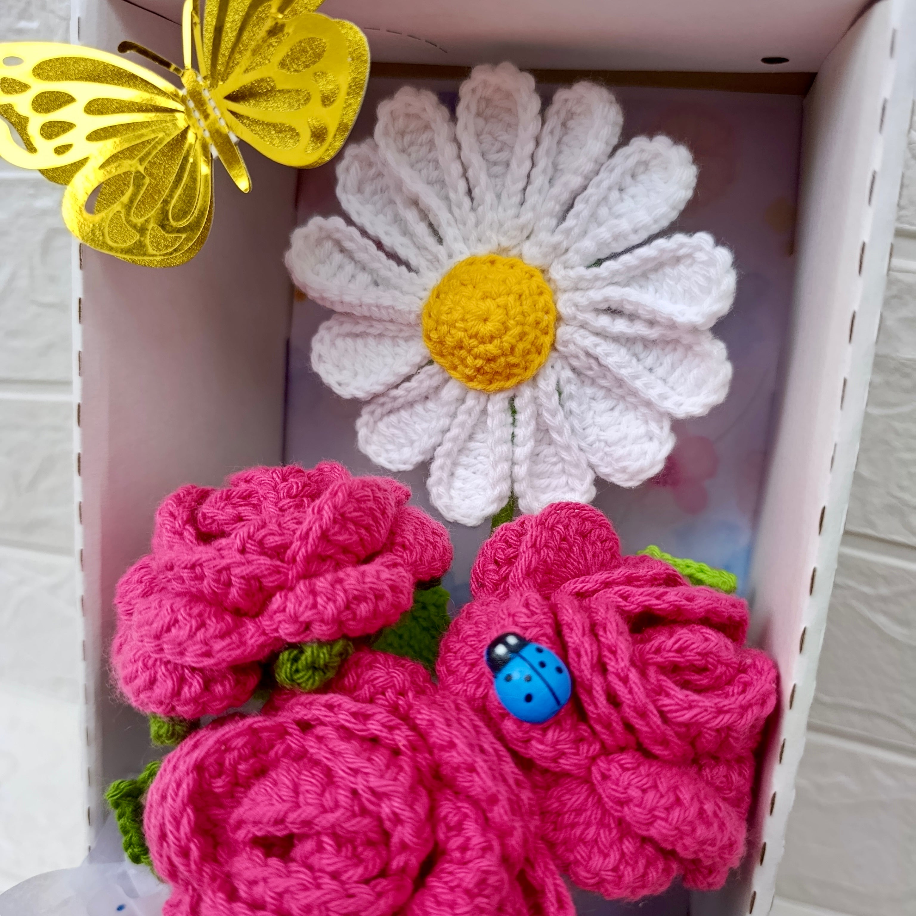 Box Flores Crochet: 3 Rosas + Margarita