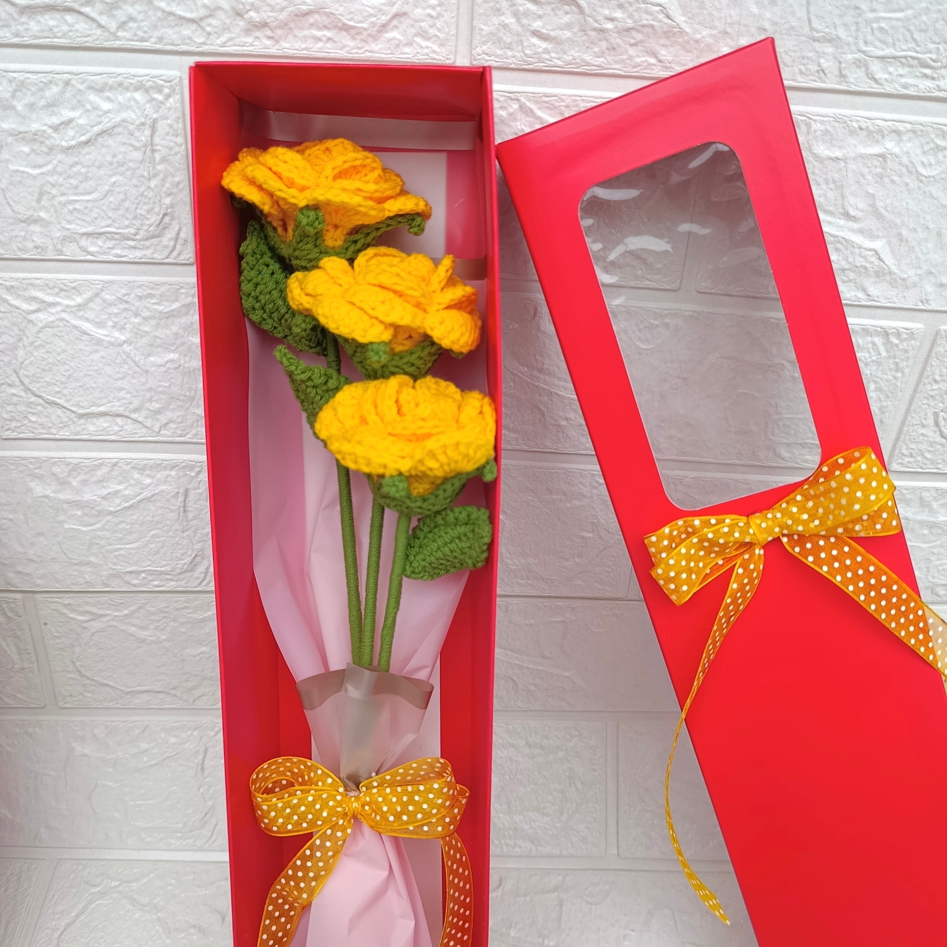 Ramo en Caja Premium con 3 Rosas Crochet
