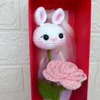 Ramo en Caja Premium con Rosa y Coneja Amigurumi Crochet