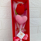 Ramo en Caja Premium con Tulipán y Corazón Tejido en Crochet