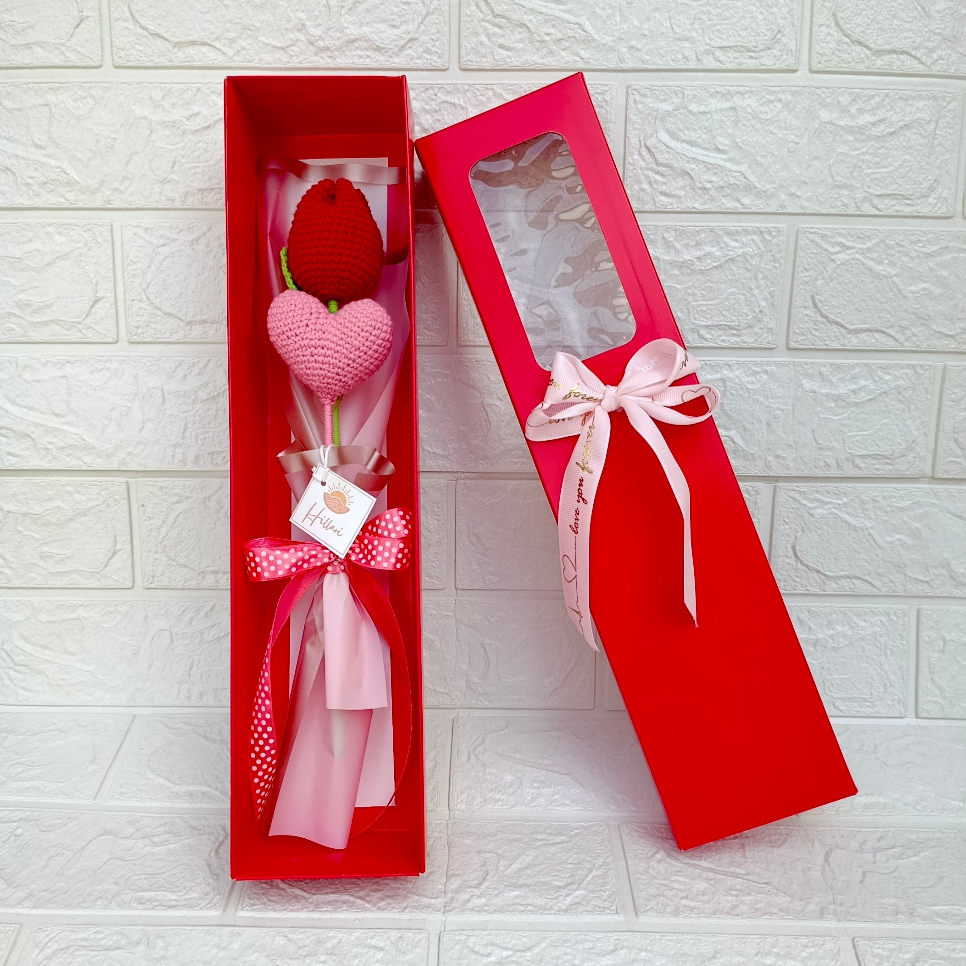 Ramo en Caja Premium con Tulipán y Corazón Tejido en Crochet