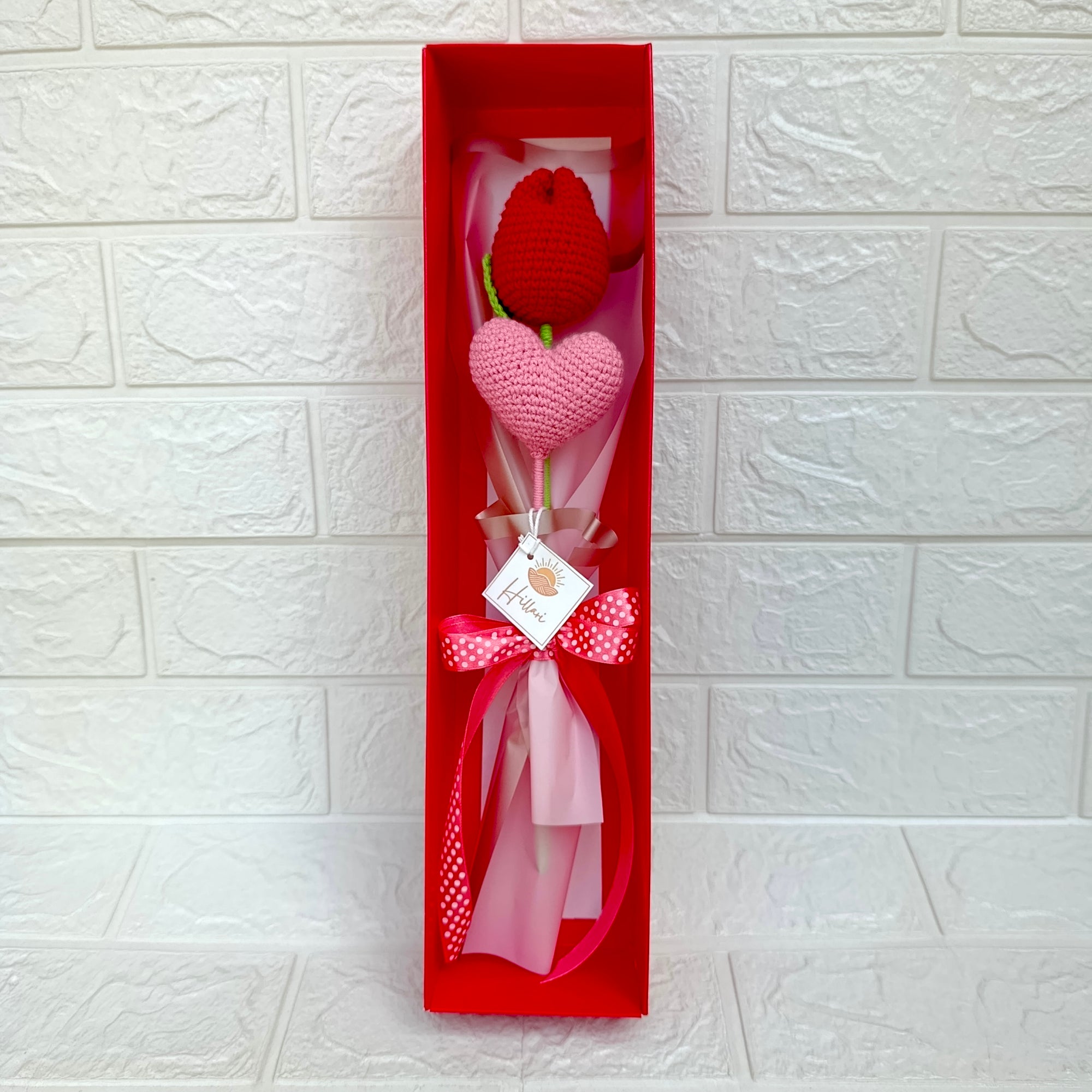Ramo en Caja Premium con Tulipán y Corazón Tejido en Crochet