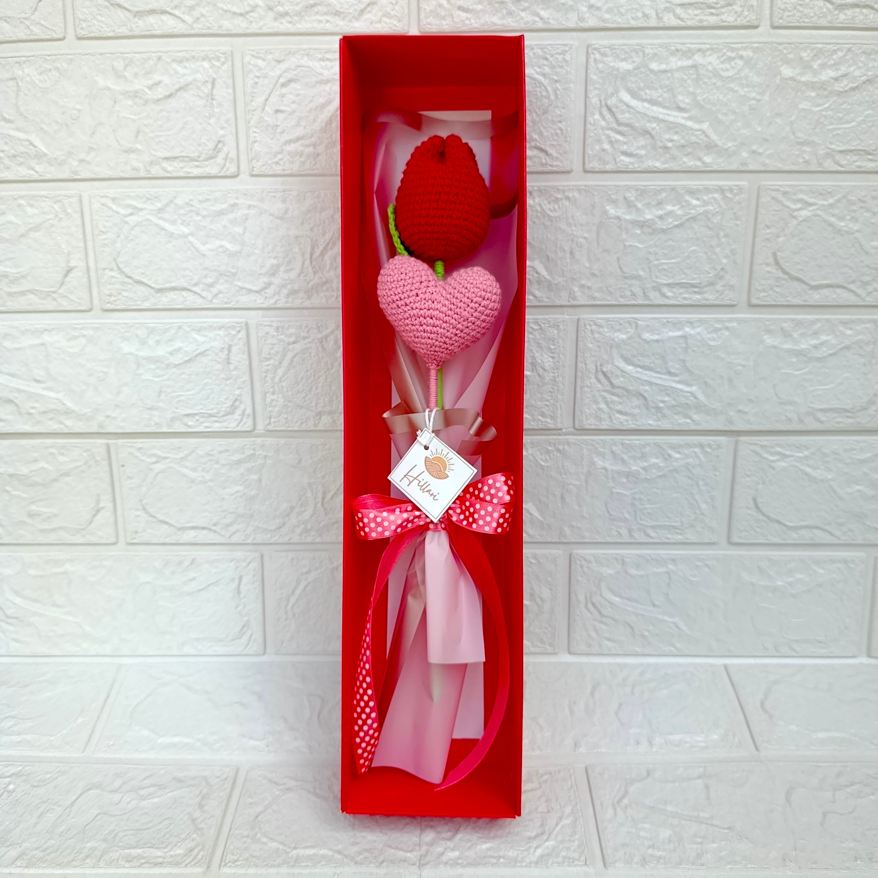 Ramo en Caja Premium con Tulipán y Corazón Tejido en Crochet