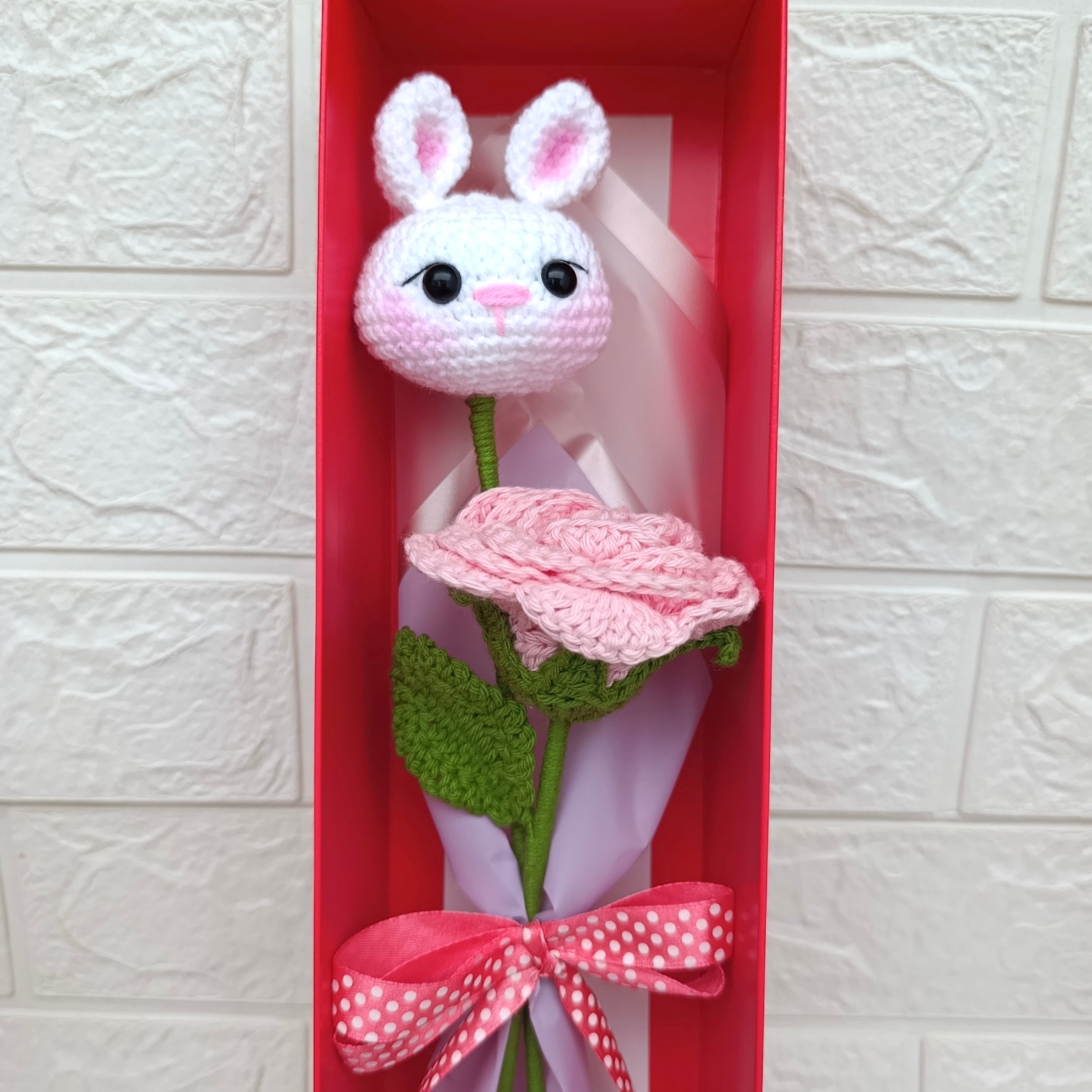 Ramo en Caja Premium con Rosa y Coneja Amigurumi Crochet