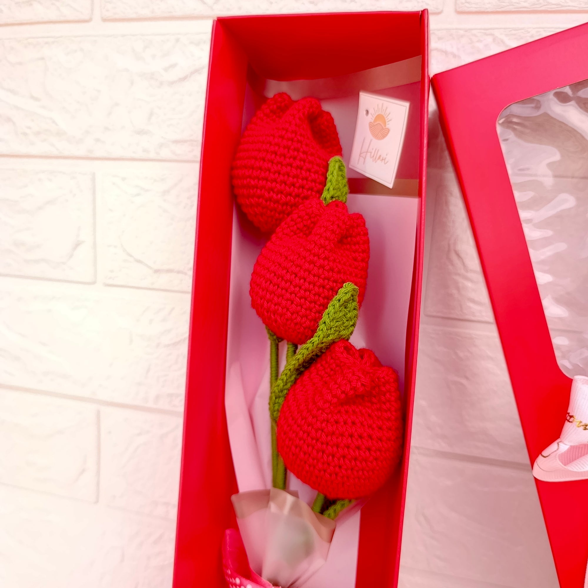 Ramo en Caja Premium con 3 Tulipanes Crochet