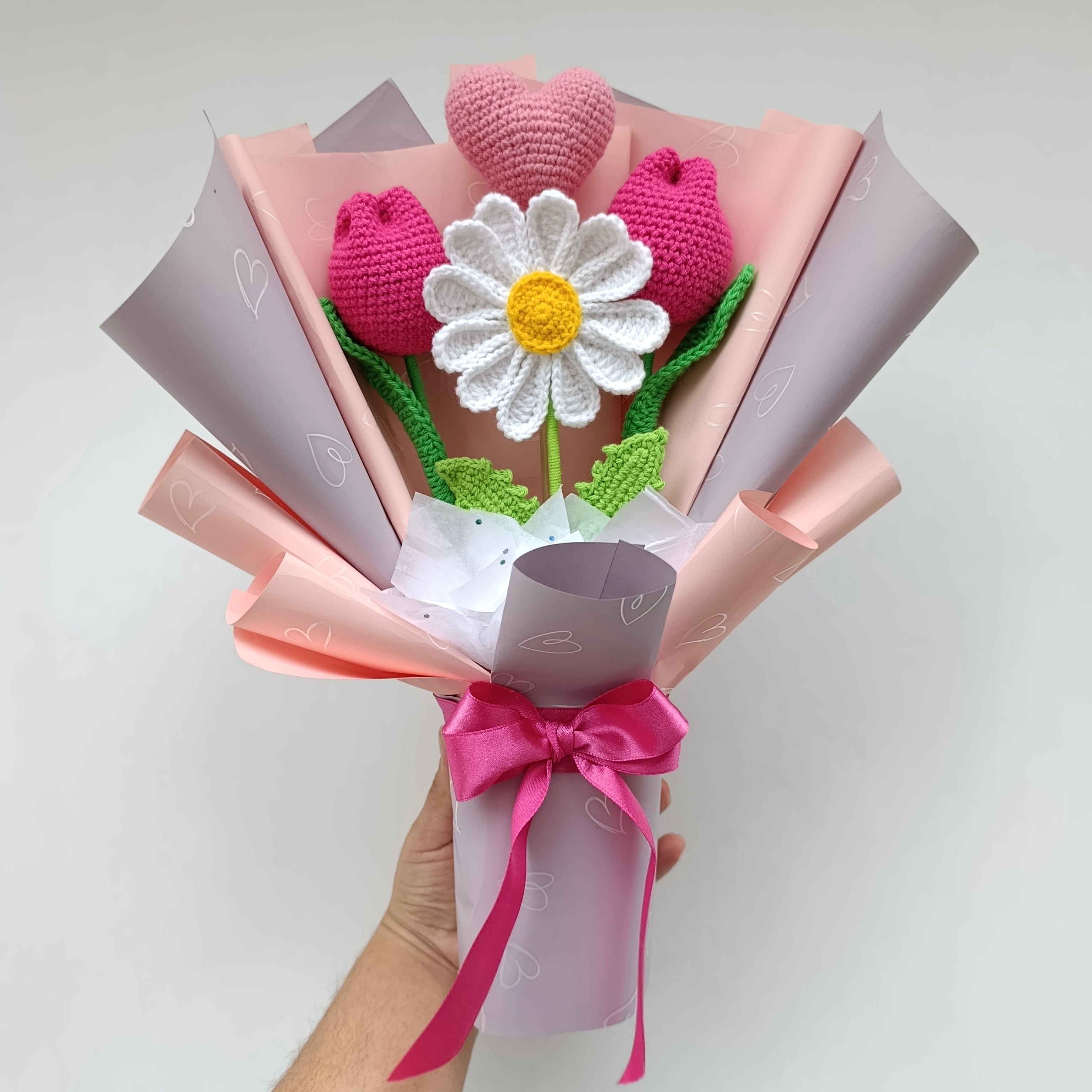 Ramo Atemporal Corazón con Tulipanes y Margarita en Crochet