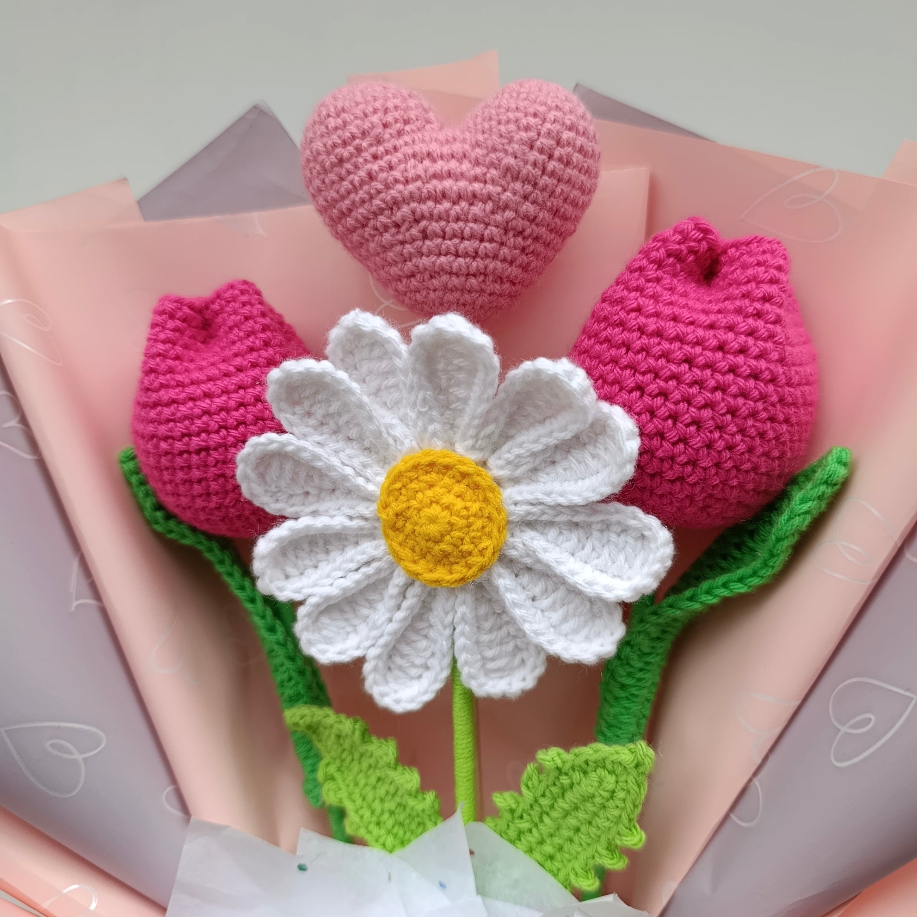 Ramo Atemporal Corazón con Tulipanes y Margarita en Crochet