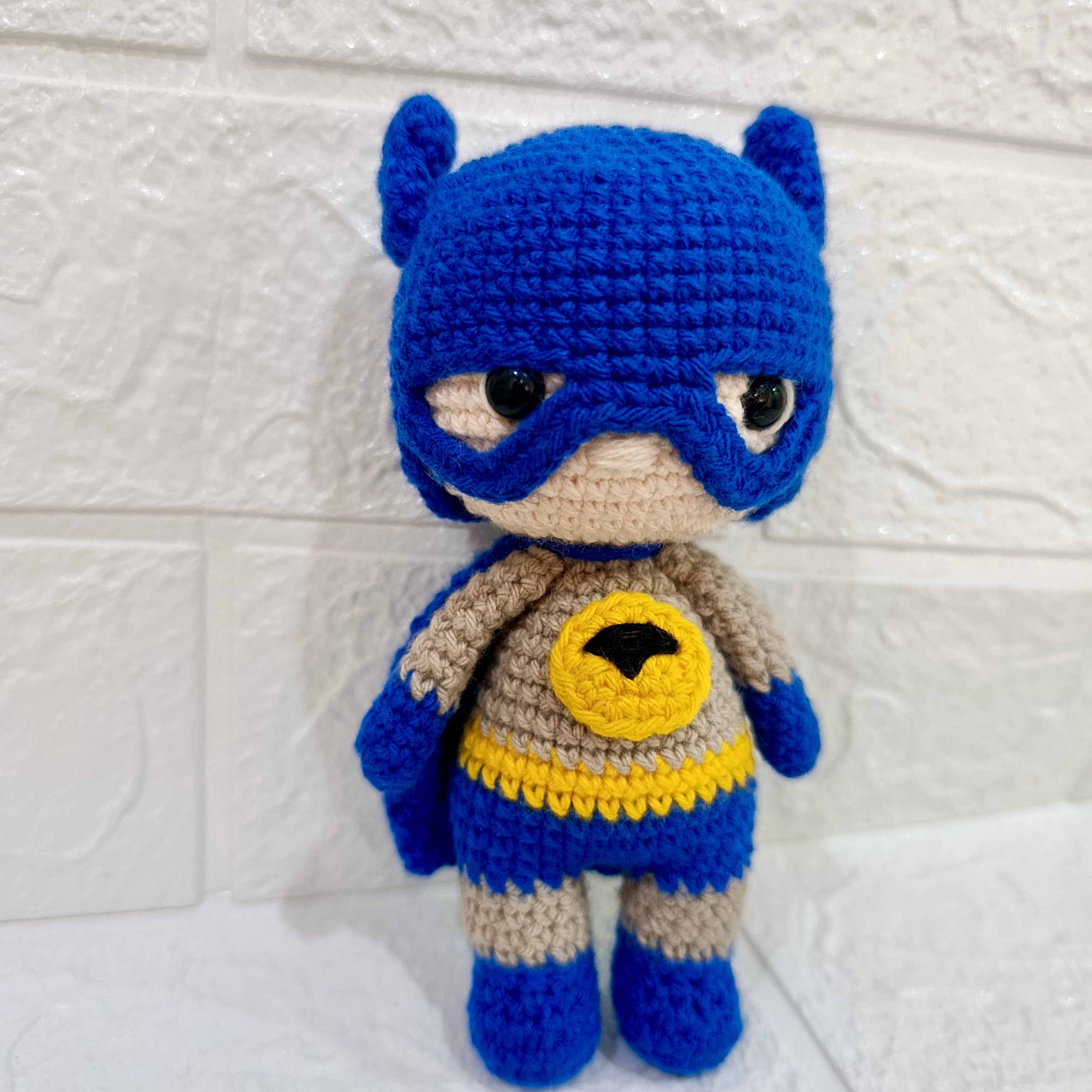 Muñeco Batman Azul en Crochet Tejido a Mano