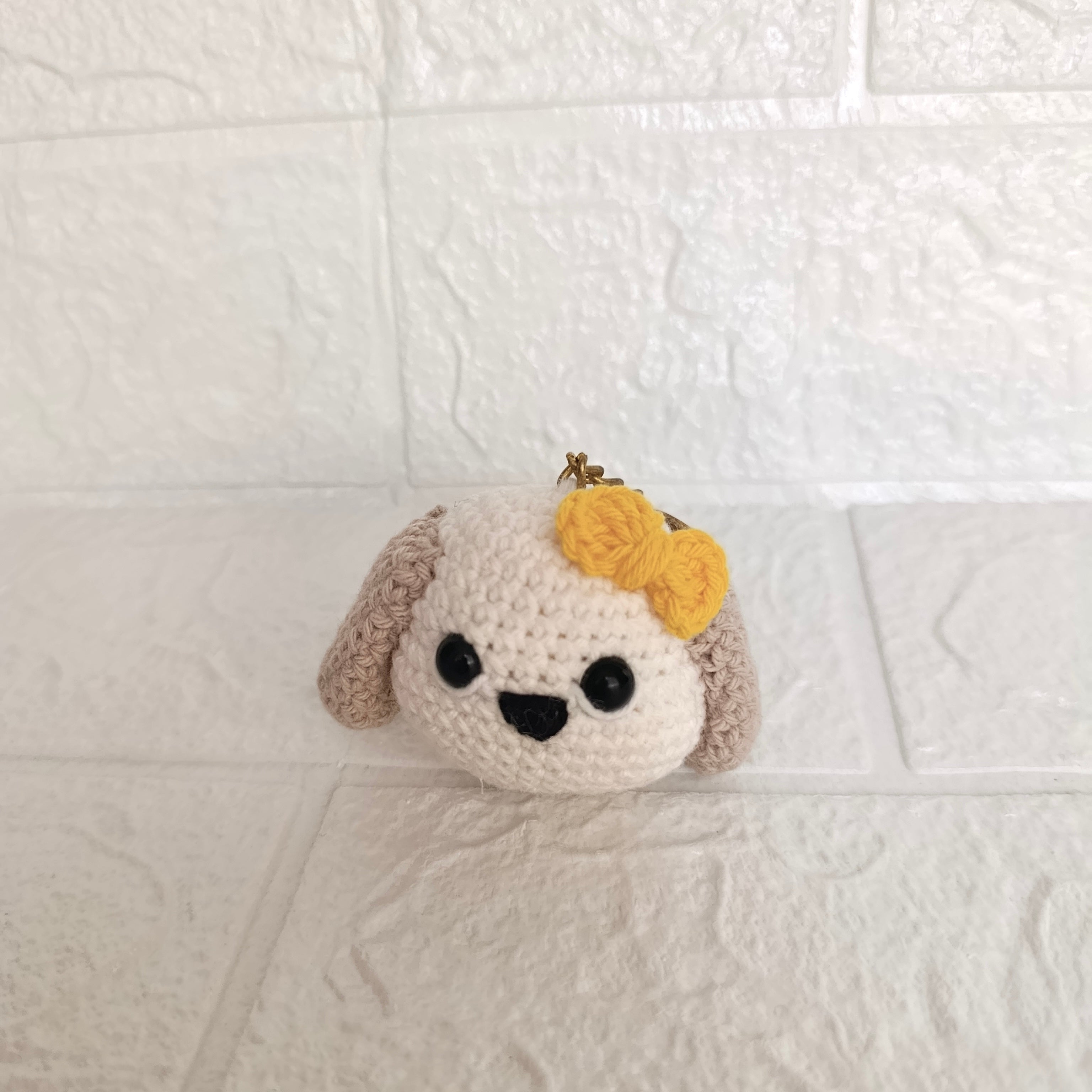 Llavero Carita de Perrita con Moño Amarillo en Crochet