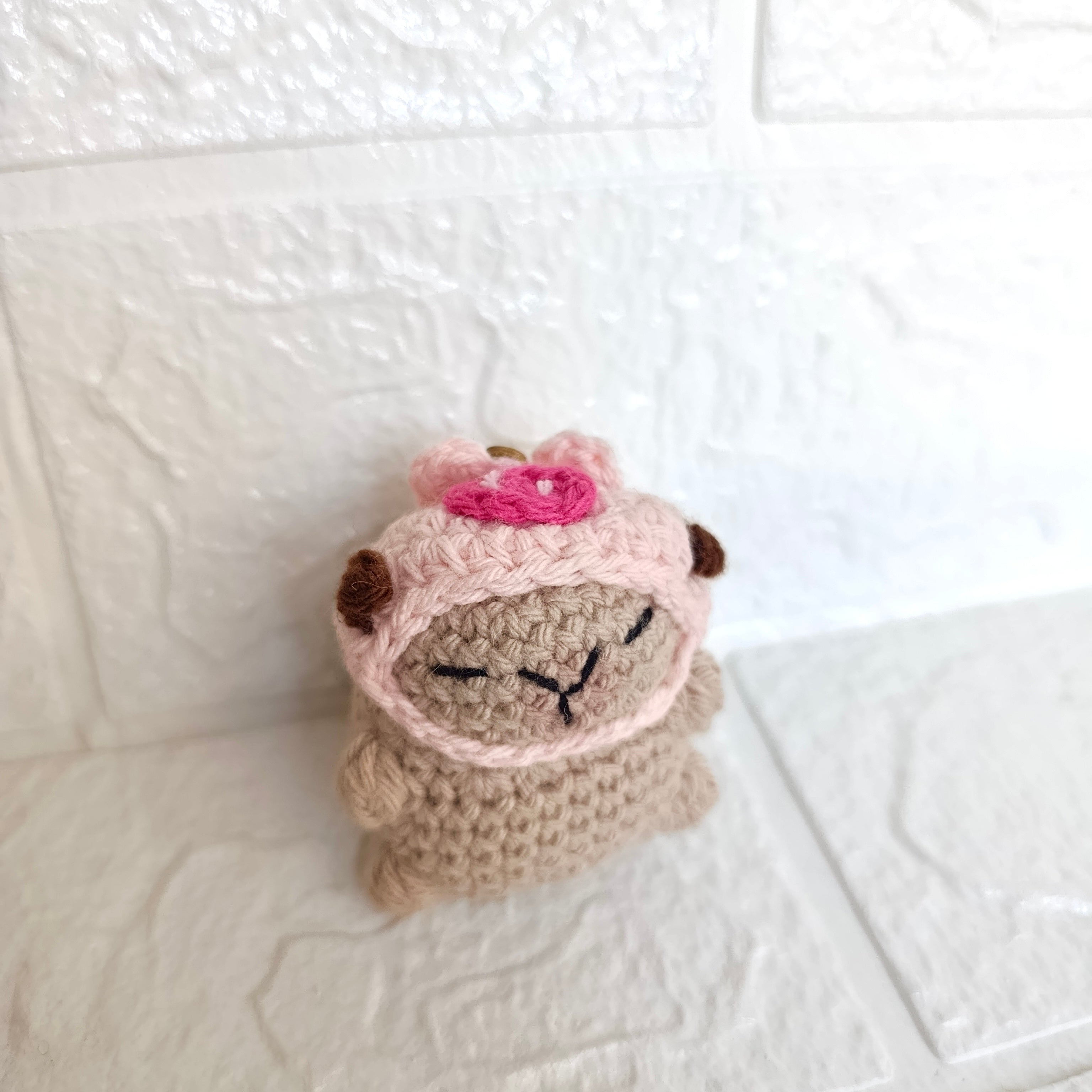 Llavero Capibara con Gorrito de Cerdito en Crochet