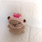 Llavero Capibara con Gorrito de Cerdito en Crochet
