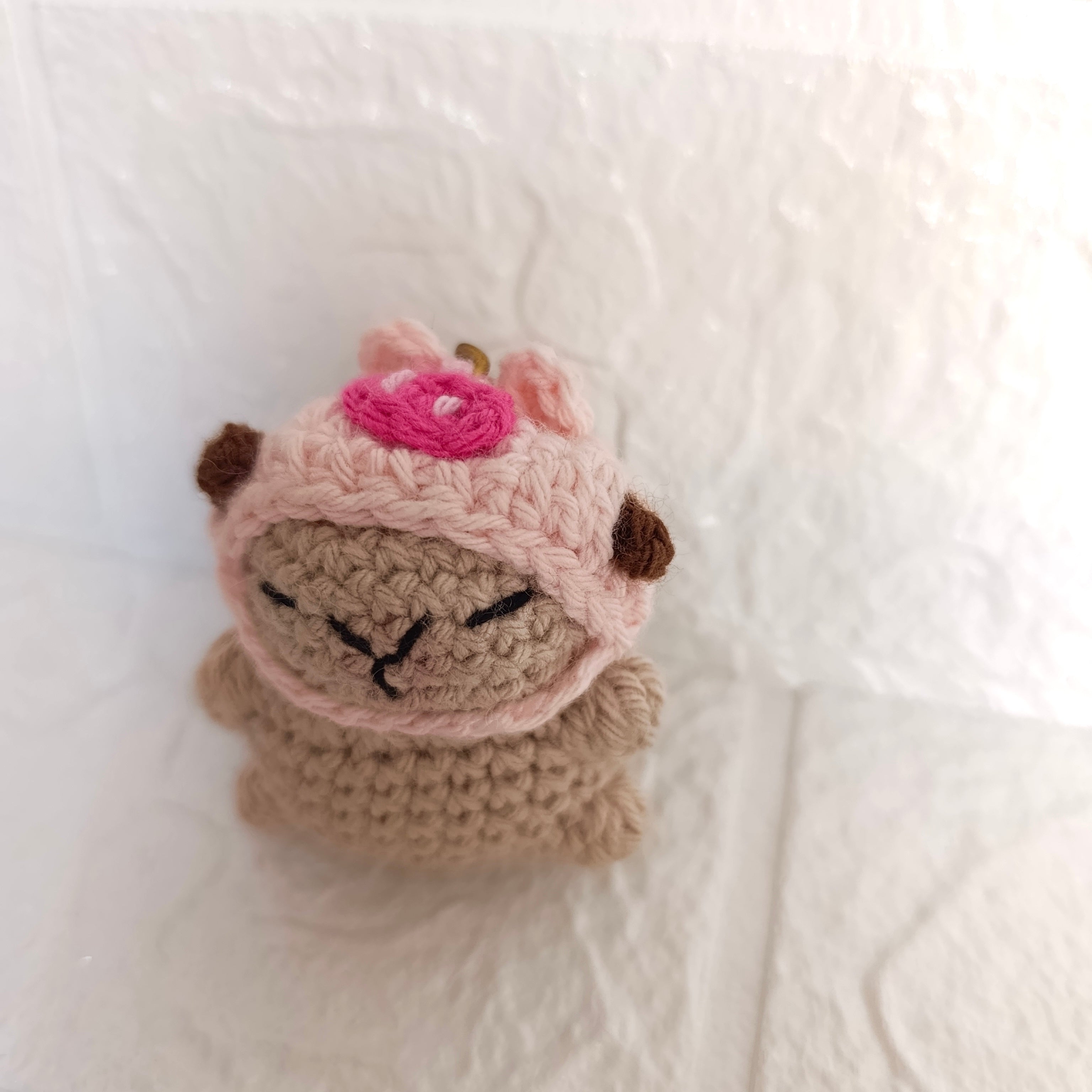 Llavero Capibara con Gorrito de Cerdito en Crochet