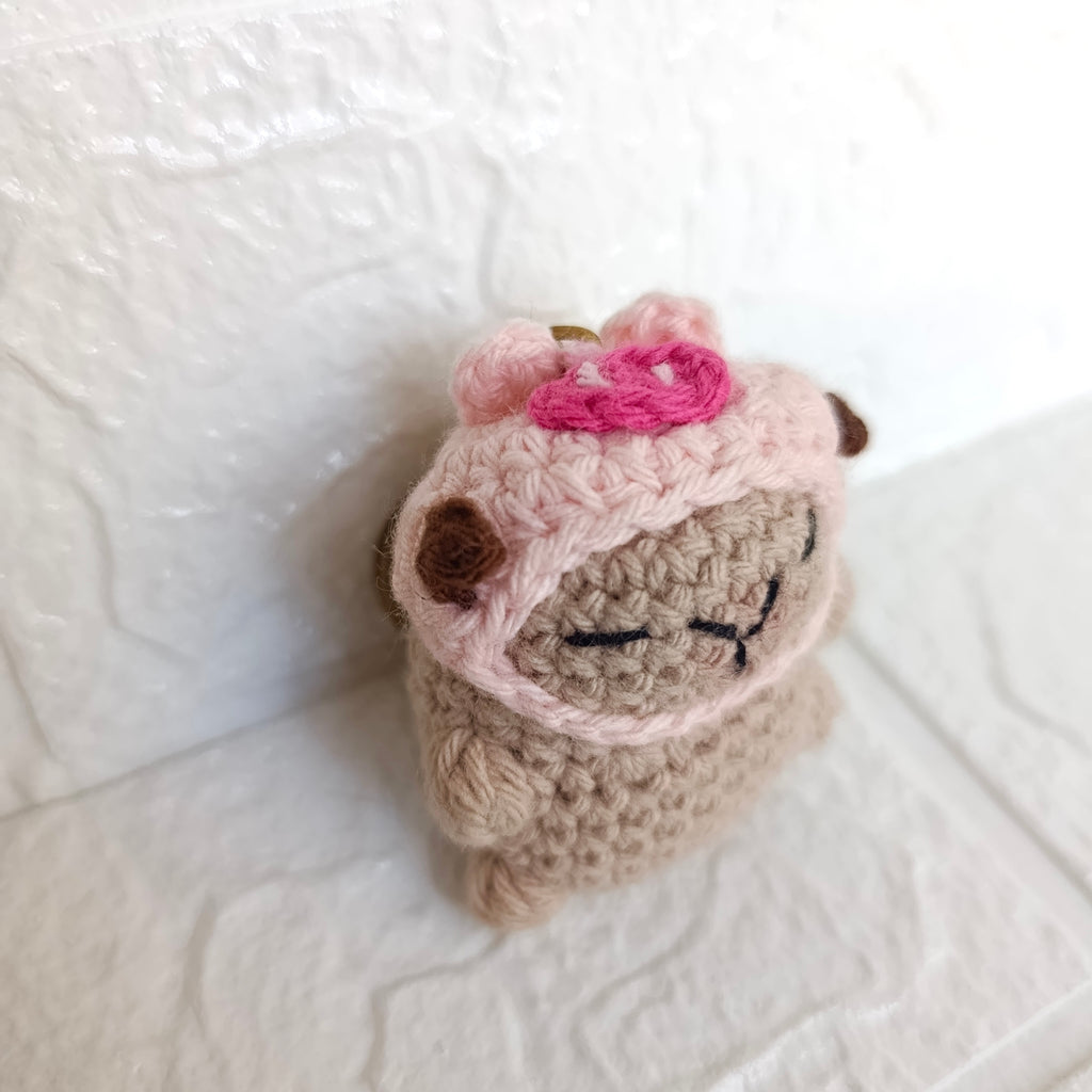Llavero Capibara con Gorrito de Cerdito en Crochet