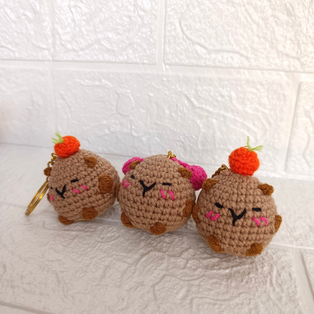 Llavero Capibara en Crochet con Accesorios
