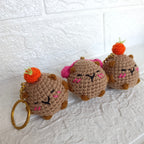 Llavero Capibara en Crochet con Accesorios