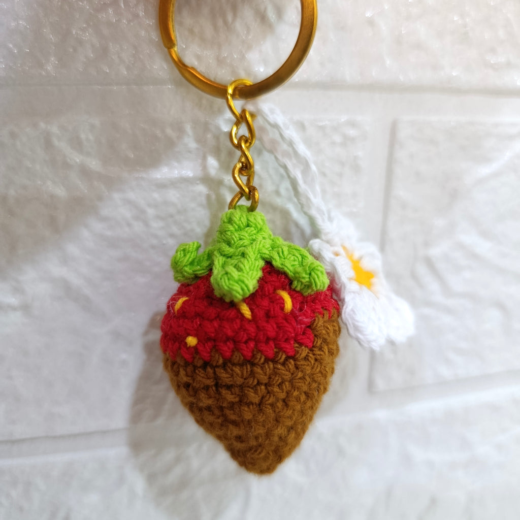 Llavero de Fresa con Margarita Tejido a Mano en Crochet