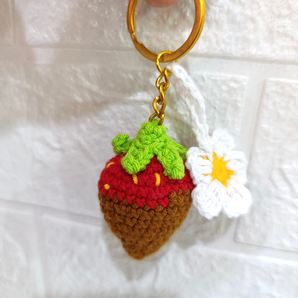 Llavero de Fresa con Margarita Tejido a Mano en Crochet