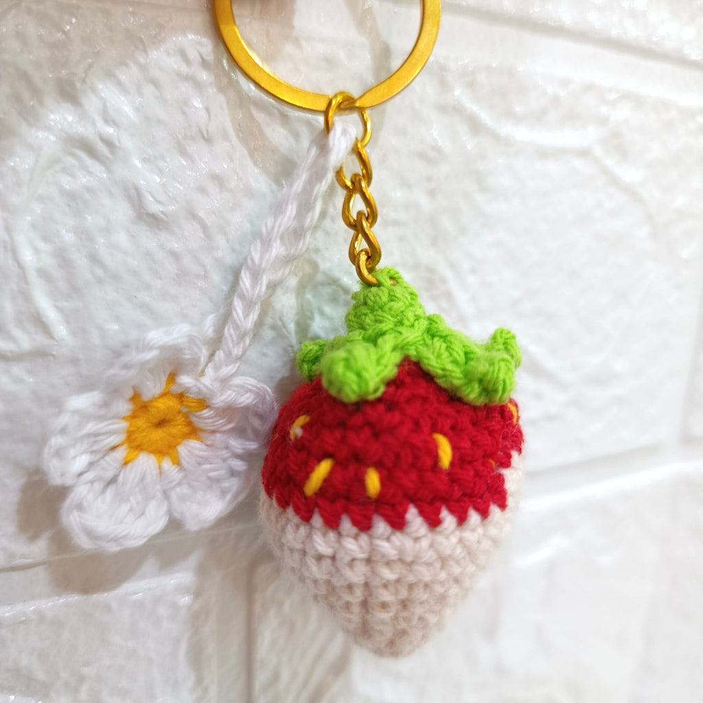 Llavero de Fresa con Margarita Tejido a Mano en Crochet